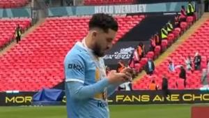 U Manchester Cityju zarađuje milione, a jučer šokirao javnost kada su vidjeli kakav mobitel nosi